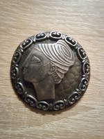 Vintage iparművész által készített női fejet ábrázoló patinás bross kitűző