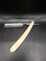 Bakelit nyeles borotva, régi svéd, 7 cm-es pengehosszal. 8445