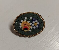 ARANYOZOTT FOGLALATBAN KÉZZEL KÉSZÍTETT MILLEFIORI APRÓ PORCELÁN SZEMEKBŐL KÉSZÍTETT BROSS KITŰZŐ