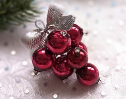 Régi  gablonz üveg karácsonyfa dísz piros nagyszemű szőlő  8cm
