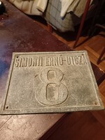 Utcza tábla házszámmal.