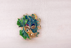 Velencei maszk bross, kitűző türkíz és smaragd színű 7,5x6,9 cm.