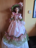 Porcelánbaba kb:70 cm,tartóval,nyakán sorszám ,kezén  cetli