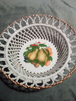 Áttört szélű porcelán kínáló