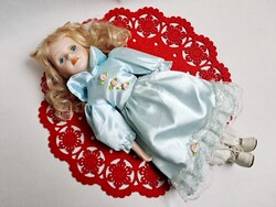 Régi porcelán lány baba zöld selyem ruhában 40 cm
