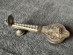 Keleti stílusú hangszer alakú tartók