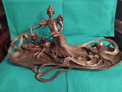 Szecessziós bronz asztalközép, női figurával és plasztikus virág dekorral, hibátlan, 34x20x13 cm