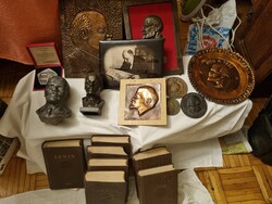 Lenin szobrok, képek, plakettek...
