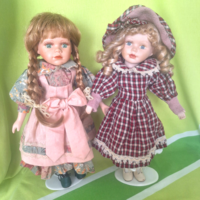 Vintage porcelán baba, fésülhetős állvánnyal