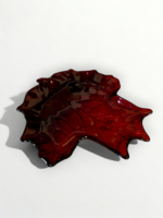 Festett piros üveg juhar levél tálak