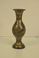 Réz váza virágokkal díszítve A078