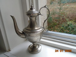 Antik ezüstözött gilosált talpas kávés kiöntő díszes fogóval monogrammal oldalán