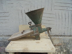 Antik öntöttvas kézi kukorica morzsoló - jelzett - népi, paraszti