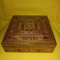 Kocka alakú, intarziás, fa doboz, díszdoboz, tároló, ékszertartó, fényképtartó, szivartartó.