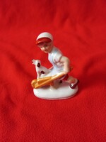 Kisfiú talicskával, éneklő kutyával