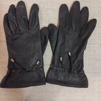Retro sötétbarna finom bőrkesztyű csuklónal összehúzható kis bőr szíjjal végén réz gombokkal