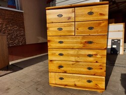 Eladó egy 8 fiókos antikolt fém fogantyús  fenyő komód.  Bútor szép, újszerű állapotú, hibátlan.