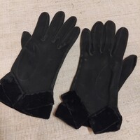 RETRO  FEKETE SZARVASBŐR  KESZTYŰ VÉGÉN VÁRSONY DÍSZÍTÉSSEL