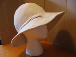 Fehér női filc kalap