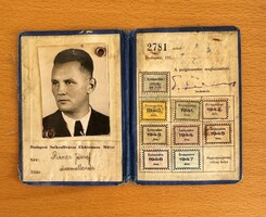 Személyi igazolvány bélyegekkel.