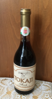 5 Puttonyos Tokaji Aszú 1988-as évjáratú, számozott, koronás címerrel.