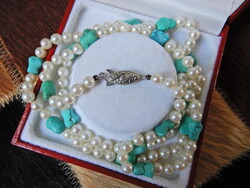 Hosszú igazgyöngysor türkiz kövekkel, ezüstözött dísz kapoccsal