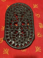 Fekete színű,vas,festett edén y alátét. Mérete: 22x13 cm