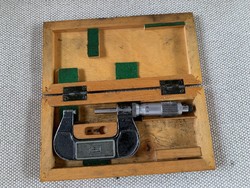 Régi mikrométer fa dobozában