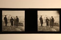 1 db sztereó üvegpozitív lap - kirándulás Ausztriában, háttérben Oldtimerek 1930-as évek