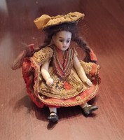Antik német porcelán baba orosz viseletben