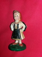 Antik magyar kerámia figura J.ILONA KOROND Népviseletes menyecske táncpózban 11 X 5 cm Kképek szerin
