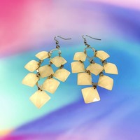 Hosszú bézs akasztós vintage fülbevaló, az ékszer 1980-as évekből származik