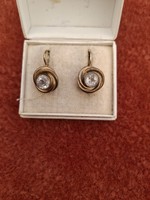 ANTIK RÉZ ÚGYN.CSELÉD ÉKSZER FORMÁRA CSISZOLT ÜVEG ÉKKŐVEL DÍSZÍTETT FÜLBEVALÓPÁR SZÁZADFORDULÓRÓL
