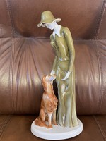 Hollóházi porcelán kutyás nő