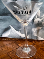 Eladó a képen látható Beluga Noble Russian Vodka, koktélos pohár, ónozott bálna motívummal.