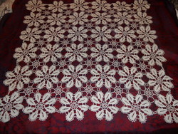 Kézi horgolású csipke terítő