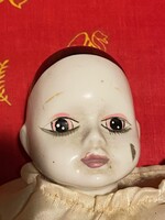 Porcelán fejű bohóc / Harlekin ruhában. Keze lába is porcelánból. Törés -repedés mentes állapotban.