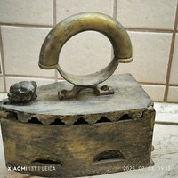 Antik oroszlánfejes öntöttvas szenes vasaló eladó!