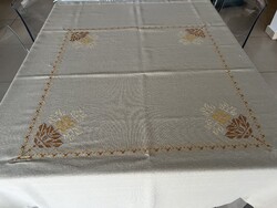 Keresztszemes abrosz kézzel hímezve és kézzel szegve, 125 x 120 cm