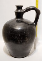 Népi, karcolt hullámvonal mintás, fekete kerámia vizes csörgőkorsó (3342)