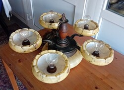 5+1-ágú csillár, márványhatású üveg kelyhekkel és középrésszel