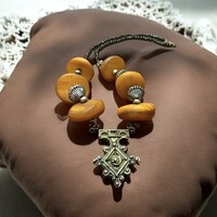 Antik berber törzsi ékszer nagy méretű borostyán korongokkal, kereszttel