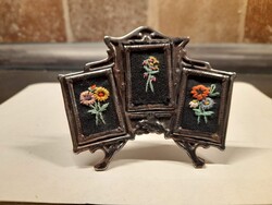 KIÁRUSÍTÁS! Kisméretű vitrindísz, hímzett virág díszítéssel, fém keretben