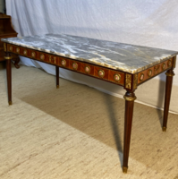 XVI.Lajos -stilusú, porcelánbetétes márványlapos asztal.