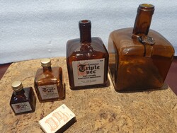 Retro hibátlan curacao triplesec üvegek együtt dekoráció filmkellék