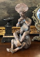 BÁLINT ZSOMBOR (1956-2018) EGYMÁS NYAKÁBAN ÜLŐ ZENÉLŐ FIÚK, JELZETT RETRO KERÁMIA SZOBOR 42 CM