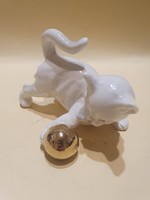 Német porcelán cica arany labdával