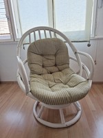 Fehér rattan forgófotel