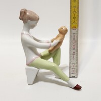 Aquincumi macival játszó kislány porcelán figura (3352)