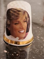 Angol jelzett porcelán gyűszű Diana Wales-i hercegnő portréjával tragikusan rövid életének memento